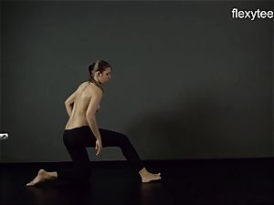 FlexyTeens - Zina flashes flexible bare body