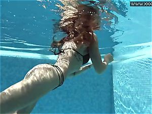 Tiffany Tatum takes off bare underwater
